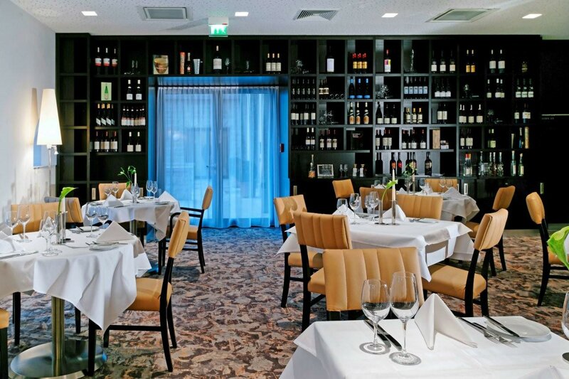 Tische im Restaurant
