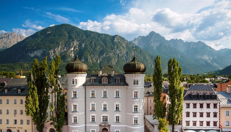 altes Haus mit Zwiebeltürmchen