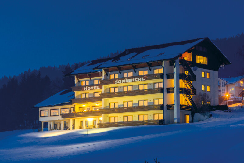 Außenansicht des Hotels Sonnbichl, beleuchtet am Abend