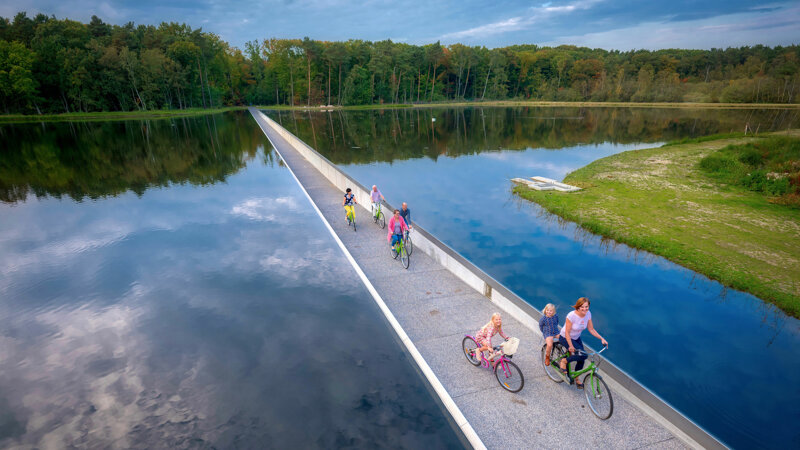 Fahrradweg durch einen See