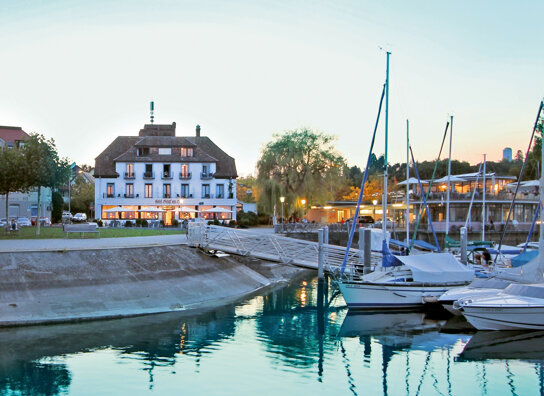 Schiff und das Hotel im Hintergrund