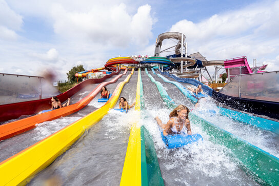 Action auf den Sommerrutschen