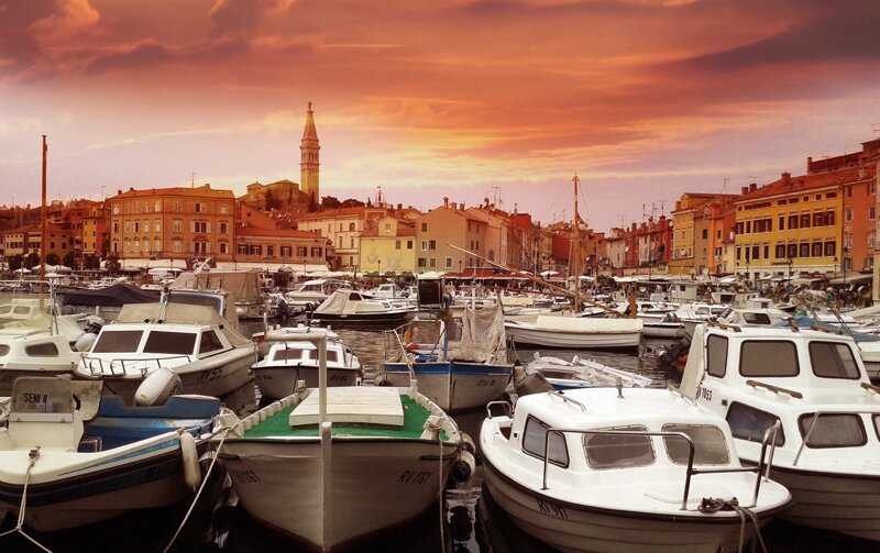 Rovinj: Blick auf den malerischen Hafen bei Sonnenuntergang