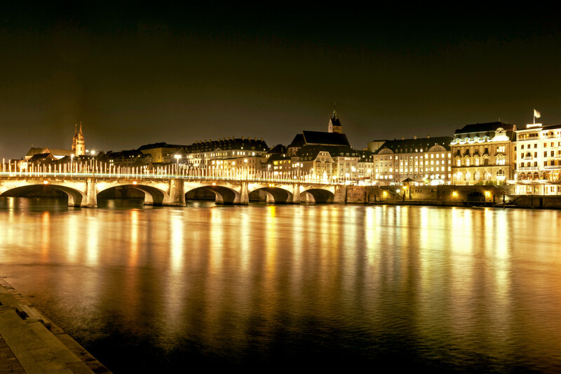 Basel Rhein Mittlere Brücke nachts