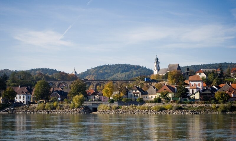 Fluss mit Emmersdorf im Hintergrund