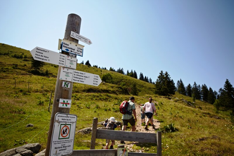 Familie beim Wandern am Feldberg