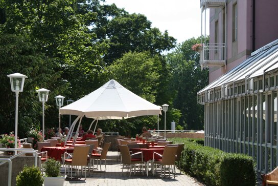 Trasse mit Sonnenschirm