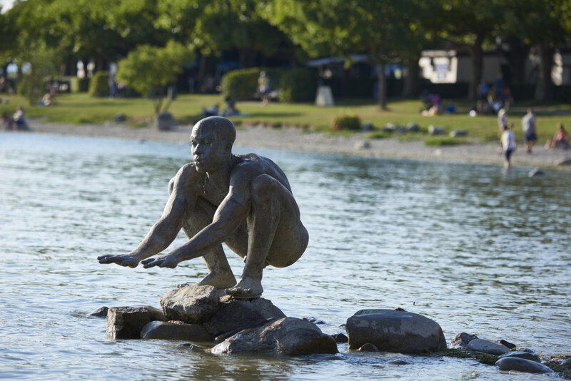 hockende Statue im Wasser