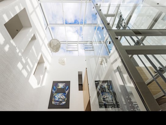 Lobby mit Glasdecke und weißen Wänden