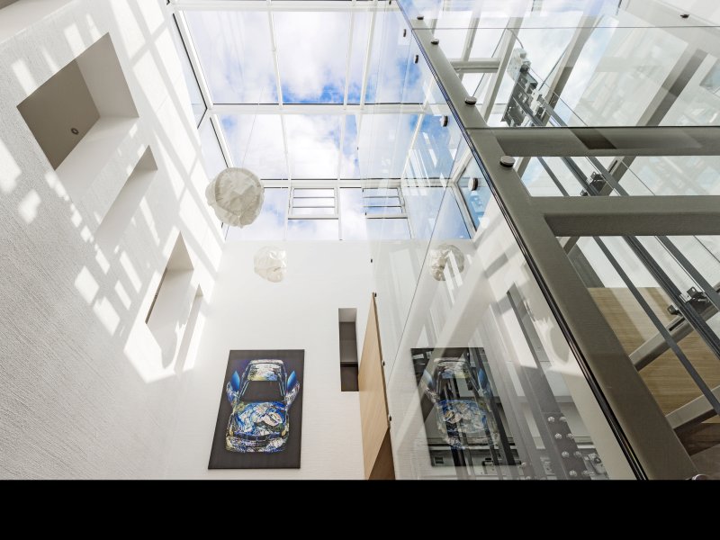 Lobby mit Glasdecke und weißen Wänden