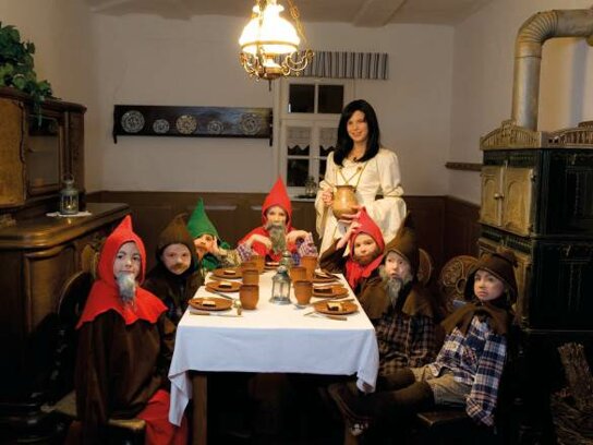 Schneewittchen mit Zwegen am Tisch