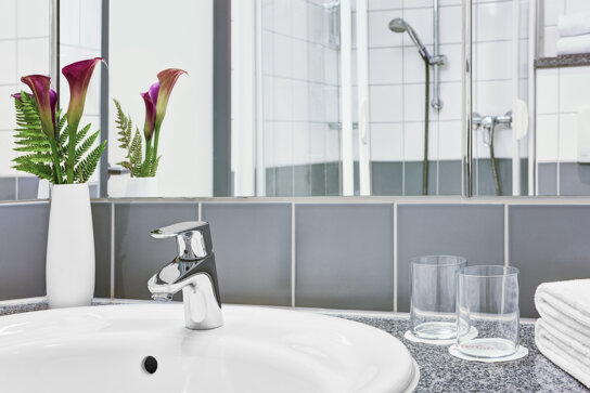 Badezimmer mit frischen Blumen