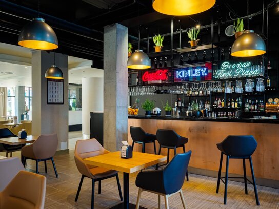 Bar in der Lobby mit Neonschriftzügen