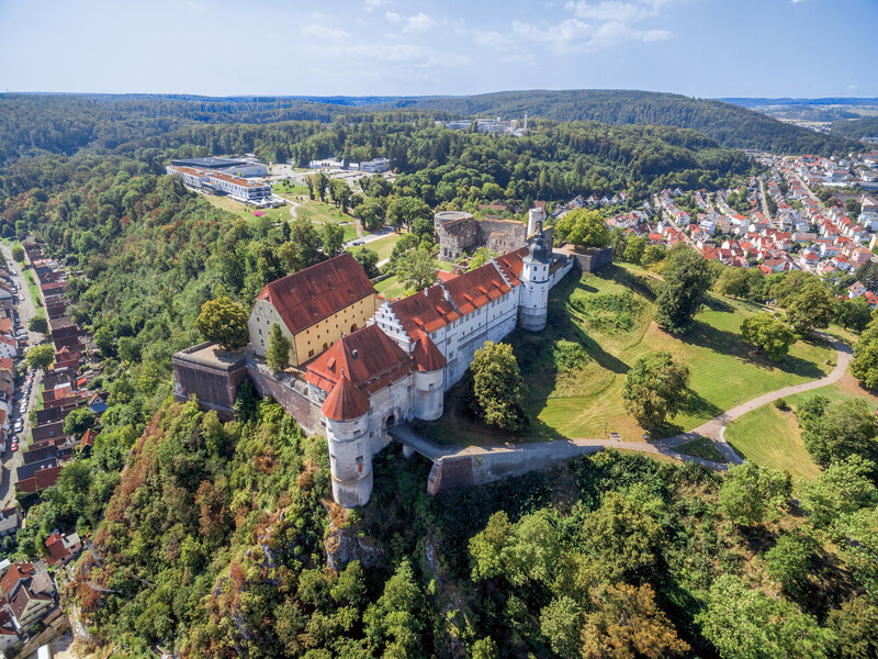 Hoch über der Stadt thront Schloss Hellenstein (c)DanielPaus