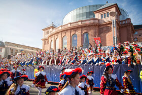 Mainzer Rosenmontagszug vor dem Staatstheater