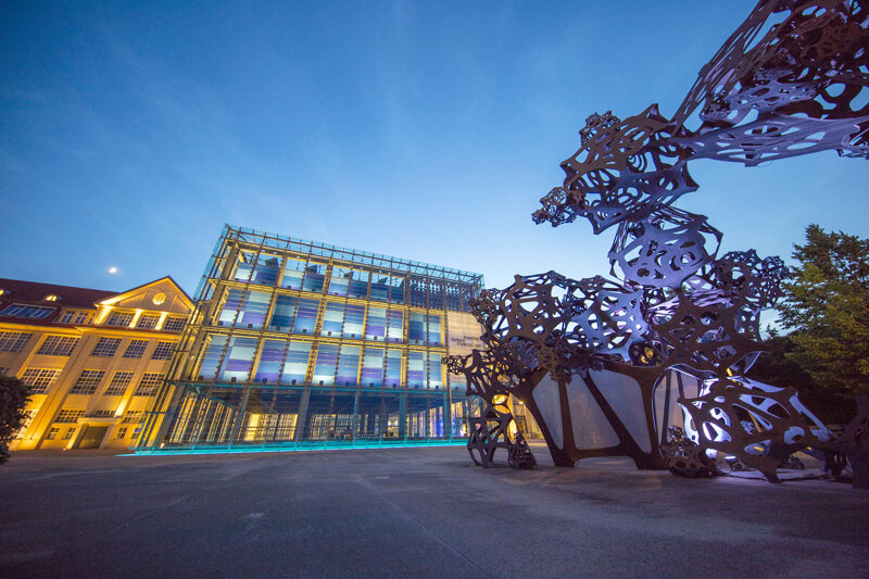 ZKM Karlsruhe bei Nacht – Blick auf das Industriedenkmal