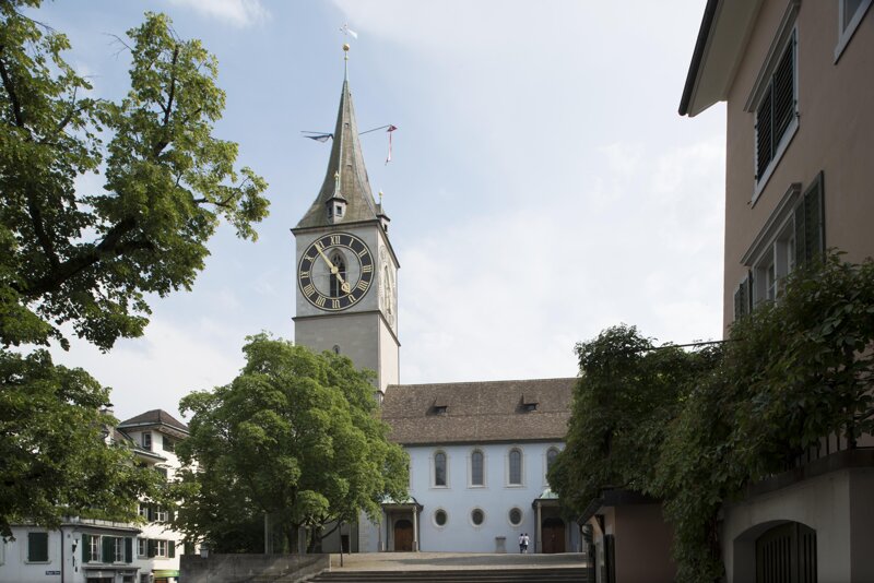 Kirche St. Peter in Zürich mit dem markanten romanischen Uhrenturm