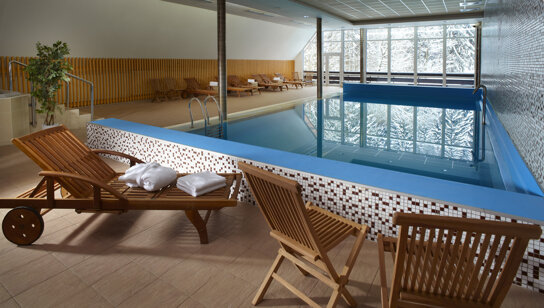 Hotelpool mit Liegen