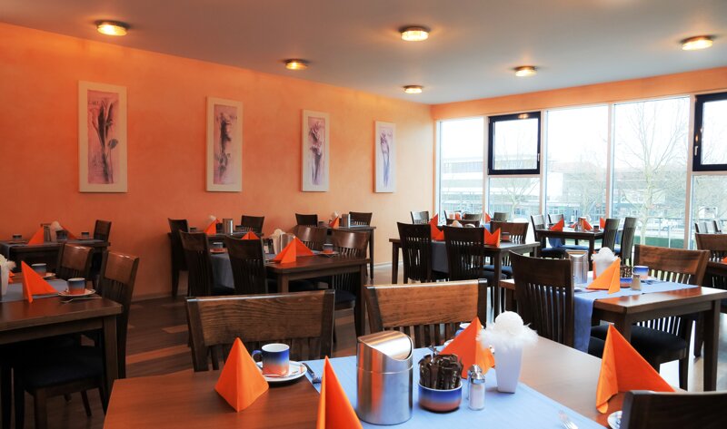 Frühstücksraum in Orangetönen