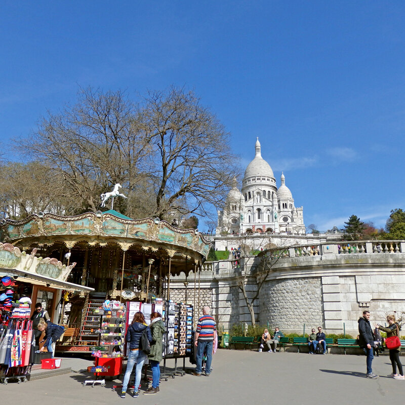 Blick auf die Basilika Sacré-Cœur und den Montmartre in Paris