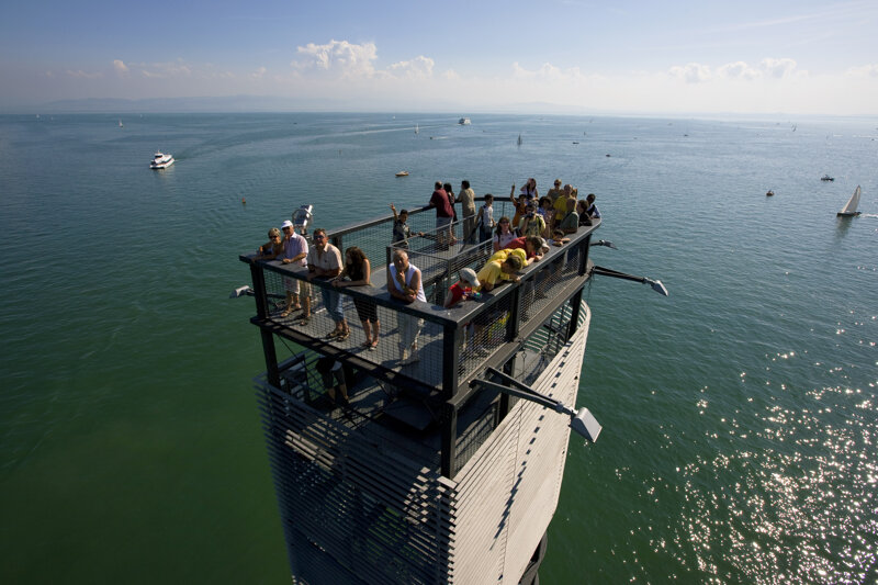 Aussichtsplattform mit Menschen, Blick auf den Bodensee