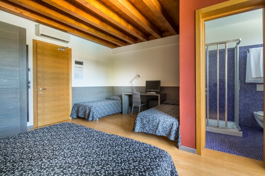 4-Bett-Zimmer im La Pergola Hotel & Dependance mit Pool im Vordergrund