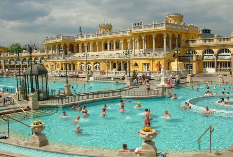 Außenbecken Thermalbad Szechenyi Budapest