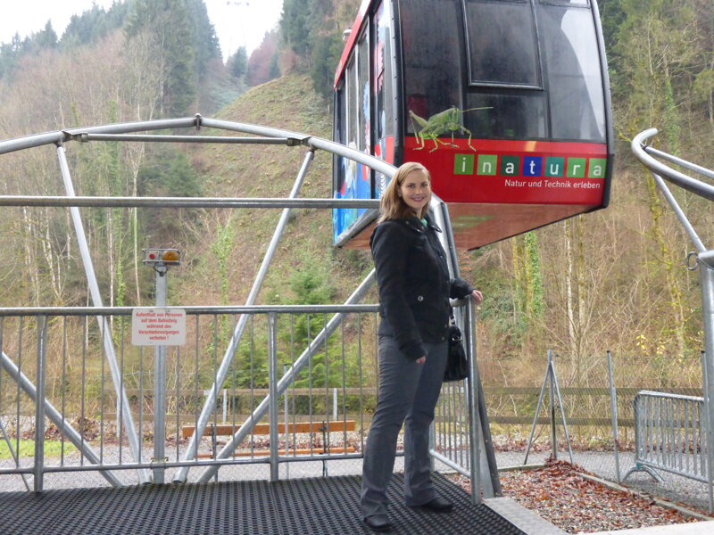 Lisa Carmiggelt an der Talstation der Karrenseilbahn Dornbirn