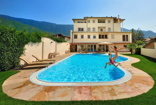 Außenansicht Hotel Teutschhaus mit Außenpool