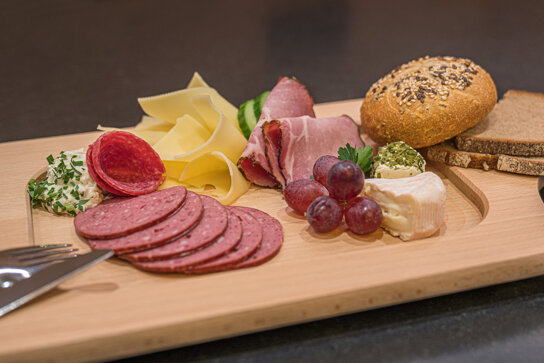 Vesperplatte mit Wurst und Käse