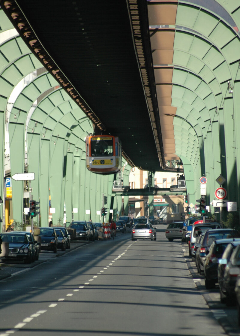 Schwebebahn über einer Straße