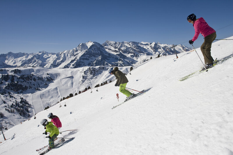 Familien auf Skiern im Zillertal – Winterurlaub am Gletscher