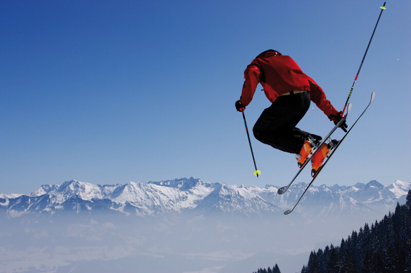 SKifahrer vor Schnee