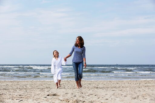 Spaziergang am Strand Mutter mit Kind Nordsee