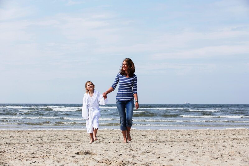 Mutter und Kind am Strand