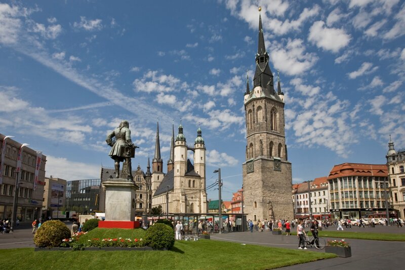 Marktplatz mit Händel-Denkmal