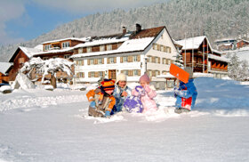 Haus außen Winter mit Kindern