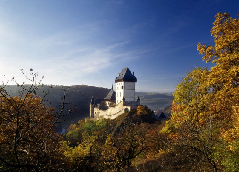 Brücke und Burg in Böhmen – malerische Flusslandschaft im Sommer
