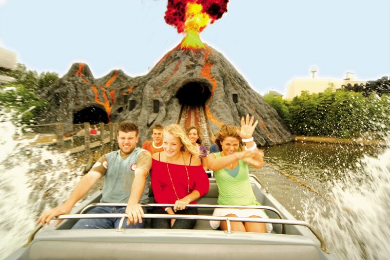 Familie auf der Wildwasserbahn