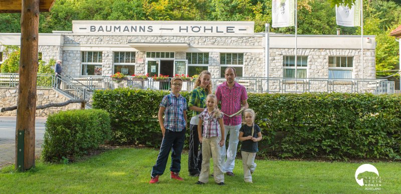 Familie vor der Rübeländer Tropfsteinhöhle