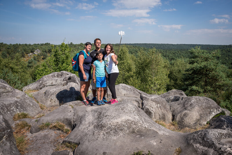 Familie auf einem Felsen