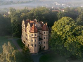aussenaufnahme-drohne-morgens-schlosshotel (2)