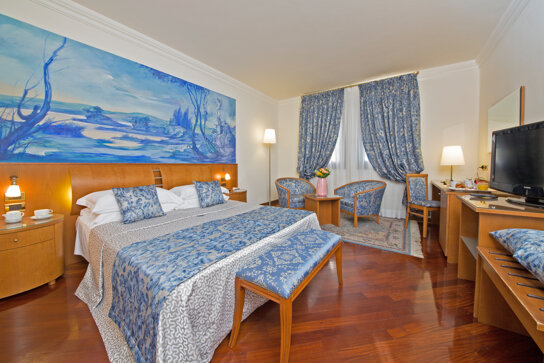 Doppelzimmer mit blauer Deko