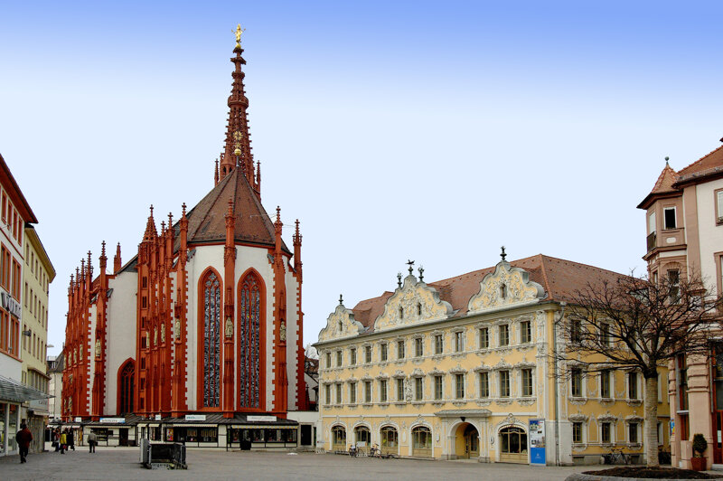 Marktplatz mit Marienkapelle und Falkenhaus