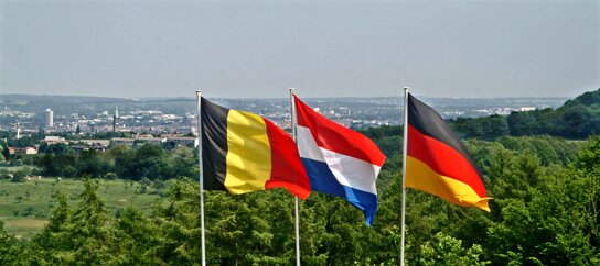 Dreiländerpunkt Fahnen c Andreas Herrmann ats