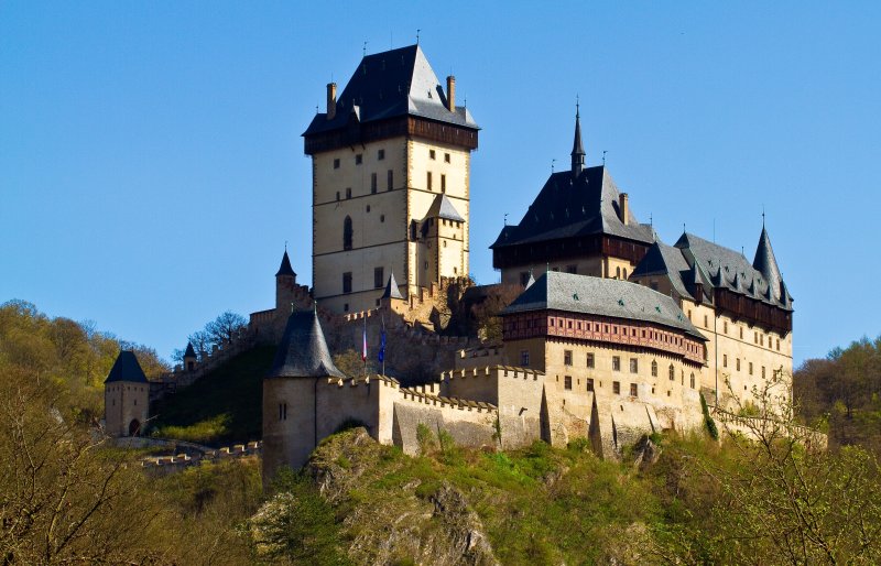 Prag bei Nacht – Blick auf die Prager Burg, nahe Karlstein