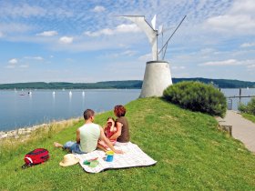 Familie bei Picknick am See c FrankenTourismus, NFS, Hub