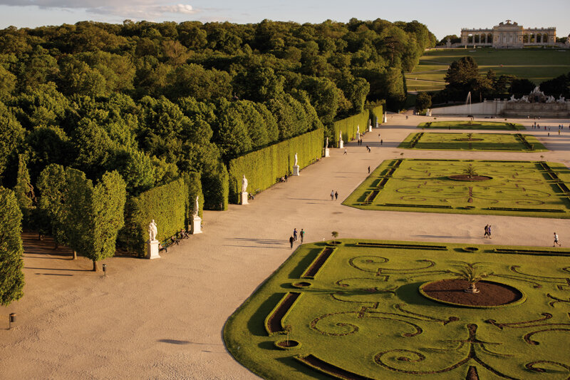 Schlosspark von Schönbrunn Wien mit Blick auf die Gloriette
