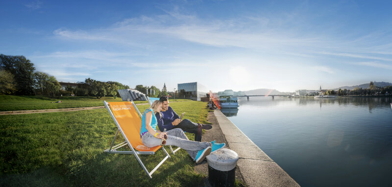 Donaupark Linz – Besucher vor dem Lentos Kunstmuseum an der Donaulände