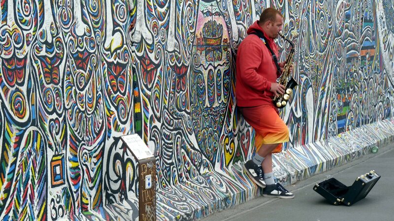 Straßenmusik an der East Side Gallery